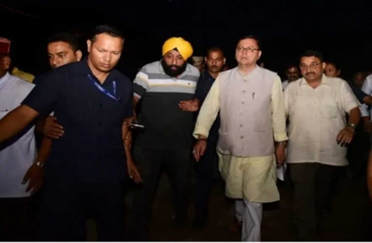 देर रात राहत बचाव कार्यों का जायजा लेने निकले मुख्यमंत्री धामी, सौंग नदी पुल के मरम्मत कार्यों का किया निरीक्षण